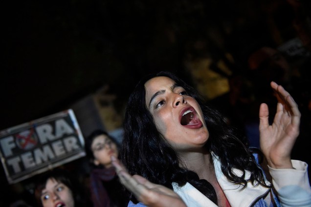 Manifestantes protestam proximo à casa do presidente Michel Temer, em São Paulo