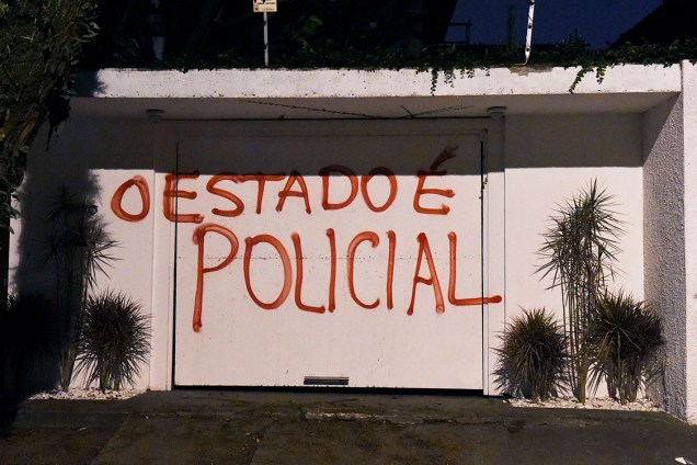Manifestantes protestam proximo à casa do presidente Michel Temer, em São Paulo