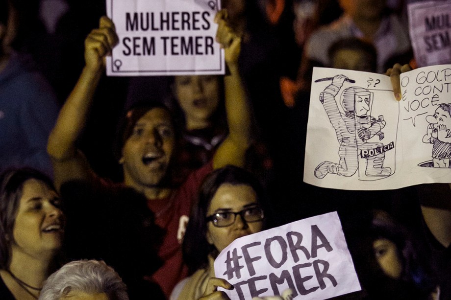 Manifestantes protestam em frente à casa do presidente Michel Temer, em São Paulo