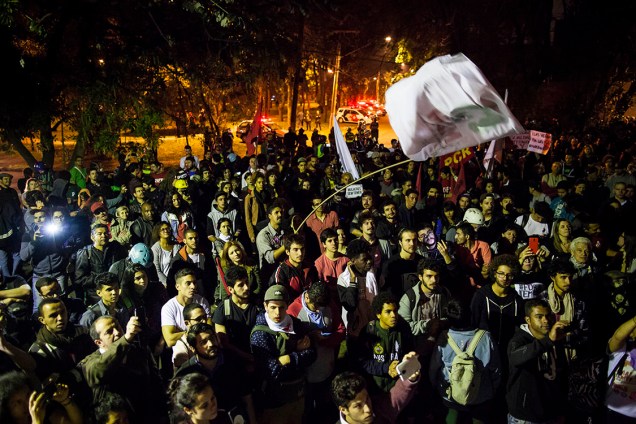 Manifestantes protestam em frente à casa do presidente Michel Temer, em São Paulo