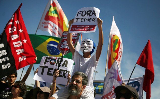 Manifestantes se reúnem na orla da praia de Copacabana, na zona sul do Rio de Janeiro, para o protesto "Fora Temer", contra o novo presidente do Brasil - 04/09/2016