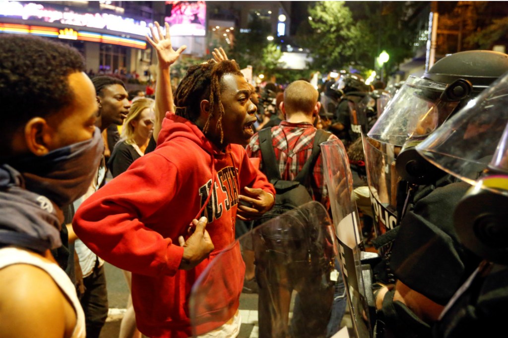 Protestos tomaram as ruas de Charlotte após um homem negro ter sido morto por policiais