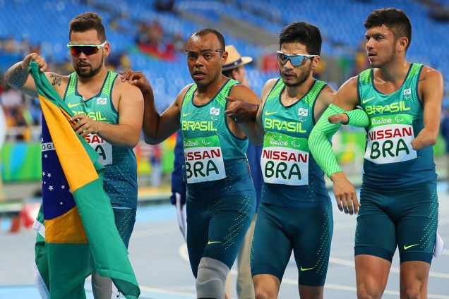 Alan Fonteles, Renato Nunes da Cruz, Petrucio Ferreira dos Santos e Yohansson Nascimento comemoram a prata no revezamento 4x100 T-42-47 (deficiências nos membros), nas Paralimpíadas Rio 2016