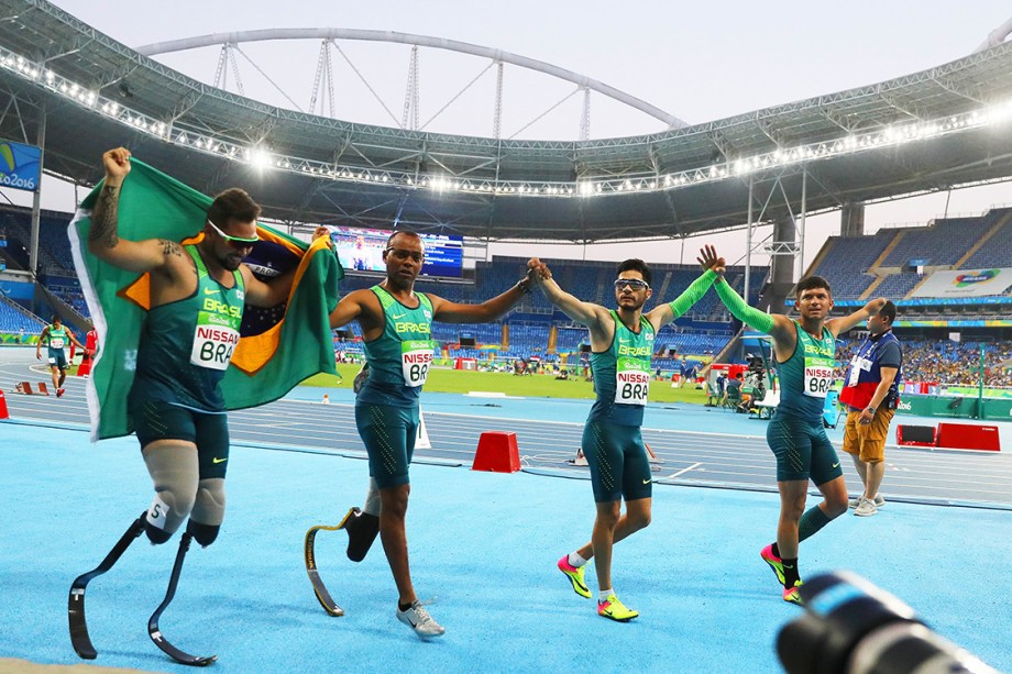 Alan Fonteles, Renato Nunes da Cruz, Petrucio Ferreira dos Santos e Yohansson Nascimento comemoram a prata no revezamento 4x100 T-42-47 (deficiências nos membros), nas Paralimpíadas Rio 2016
