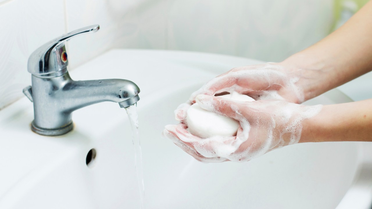 Lavando as mãos com sabonete