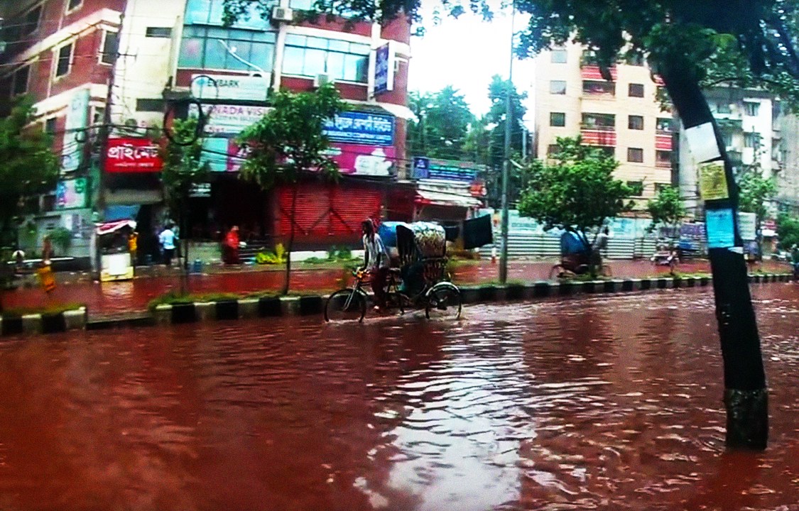 Ruas de Daca são inundadas por chuva e sangue durante festival no Bangladesh