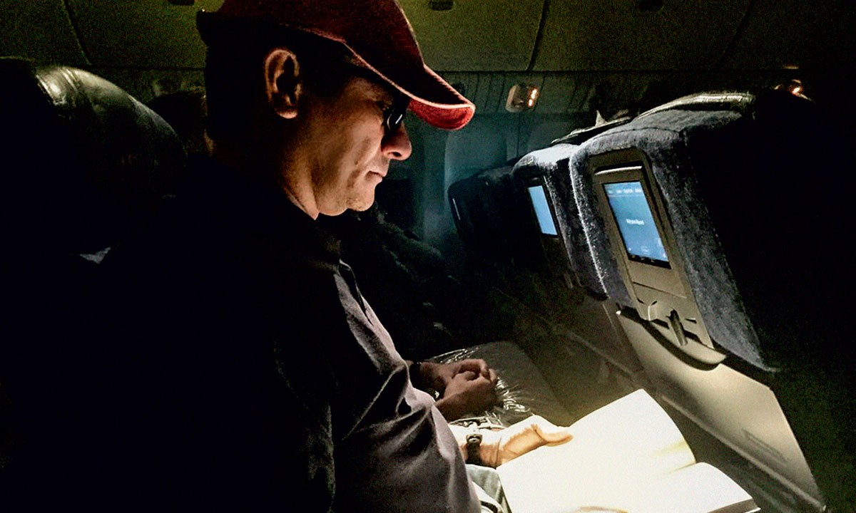 SEGURANÇA -  Moro, com boné e óculos escuros: tentativa de não ser reconhecido a bordo do voo para os Estados Unidos