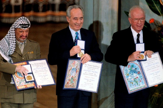 Shimon Peres (centro) recebe o Nobel da Paz com Yasser Arafat e Yitzak Rabin em 10-12-1994