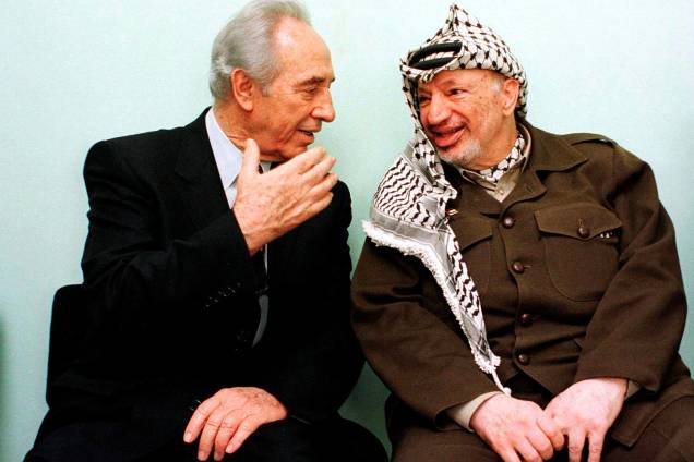 O ex-presidente israelense e prêmio Nobel da Paz Shimon Peres e o ex-presidente palestino, Yasser Arafat em 13-10-1998