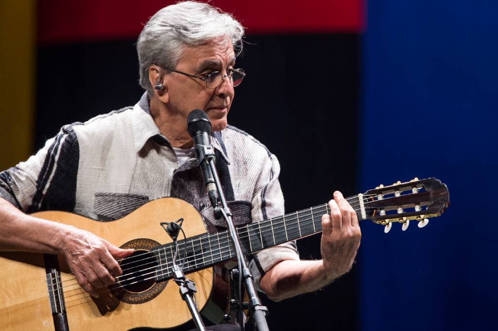 Caetano Veloso, Gregório Duvivier e Adriana Esteves vão ao STF