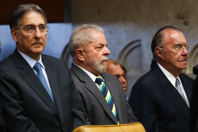 O ex-presidente Lula , ao lado de José Sarney e do ex-ministro Fernando Pimentel, durante a cerimônia de posse Cármen Lúcia