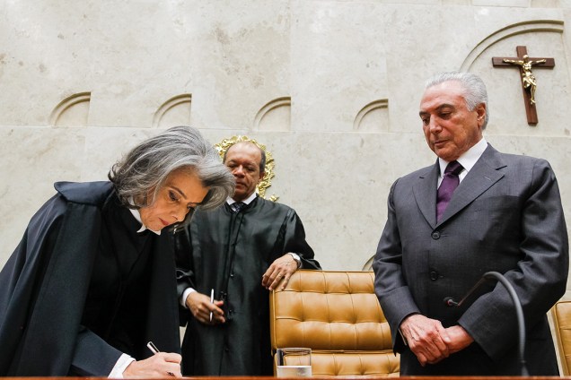 A nova presidente do Supremo Tribunal Federal, ministra Cármen Lúcia, e o presidente Michel Temer durante a cerimônia de posse