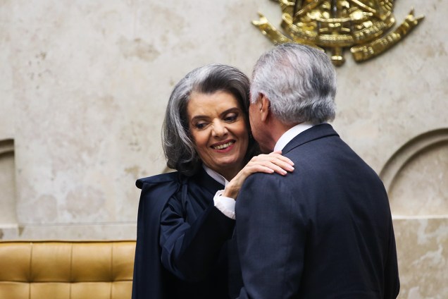 O presidente Michel Temer cumprimenta a nova presidente do Supremo Tribunal Federal, ministra Cármen Lúcia, durante a cerimônia de posse