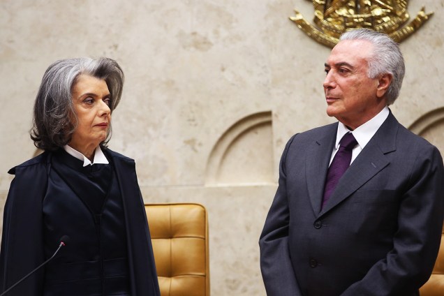 A nova presidente do STF, ministra Cármen Lúcia, e o presidente Michel Temer durante a cerimônia de posse, em Brasília