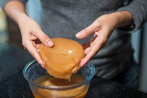 A pintora Suzanna Schlemm mostra uma cultura simbiótica para a produção do Kombucha A pintora Suzanna Schlemm mostra uma cultura simbiótica para a produção do Kombucha