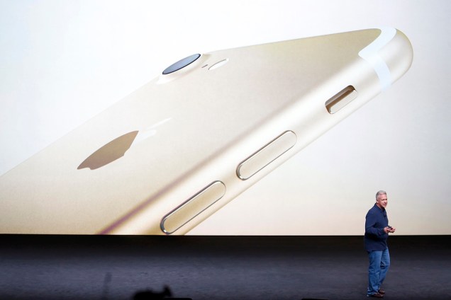 O iPhone 7 e sua versão aumentada, o Plus, têm os mesmos tamanhos das versões anteriores: 4,7 e 5,5, respectivamente. Ambos virão com o novo processador da companhia, o A10, que promete velocidade de 40% a mais que a geração do iPhone 6 e duas vezes mais rápido que os antecessores.