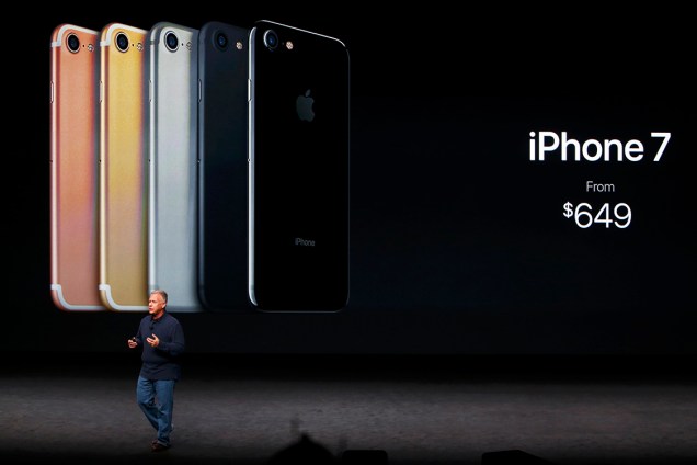 O iPhone 7 custará 649 dólares (cerca de 1.200 reais) e o Plus, 749 dólares (cerca de 2.400 reais) nas lojas dos Estados Unidos. Os produtos chegarão no país no dia 16 de setembro. Outros países da Europa e Ásia receberão o aparelho na última semana do mês. O Brasil não foi incluso na lista.
