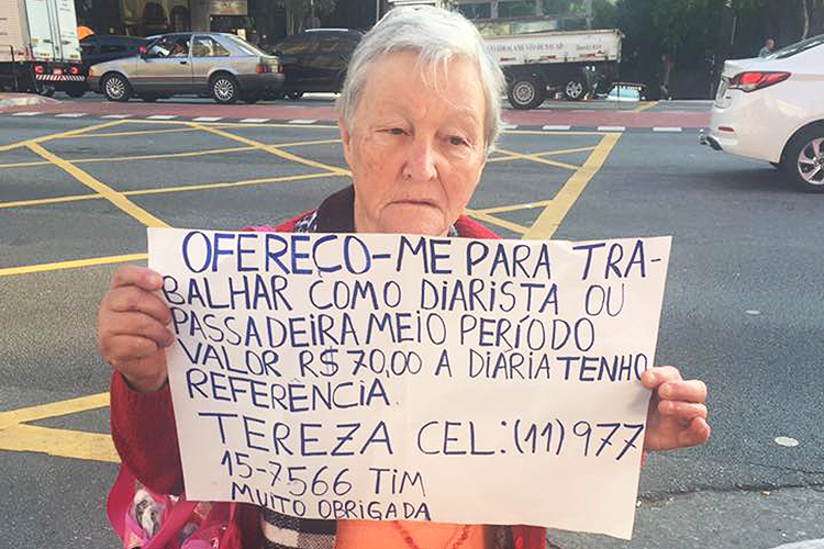Idosa pede emprego através de cartaz na Avenida Paulista, em São Paulo (SP)