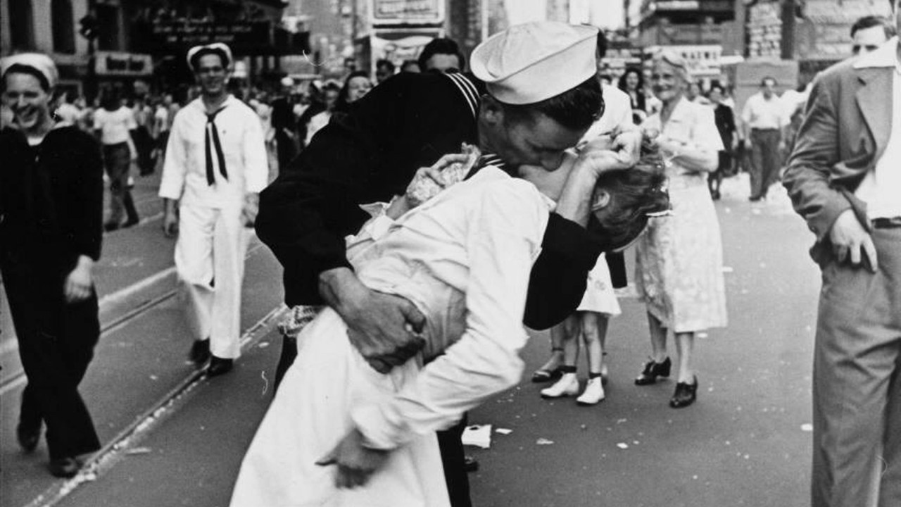 O marinheiro George Mendonsa dá um beijo na enfermeira Greta Friedman