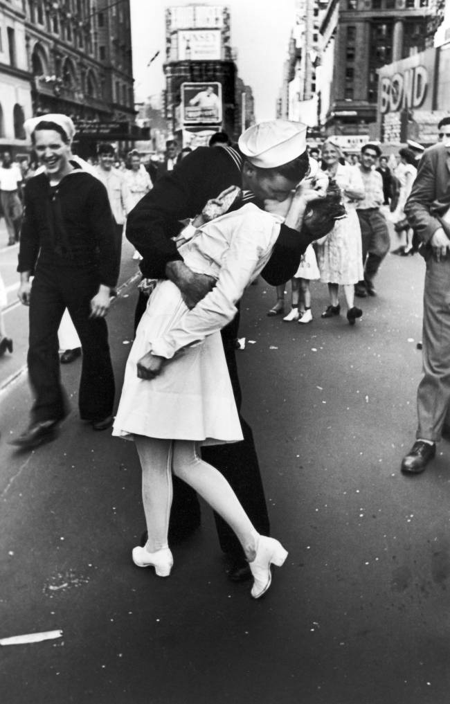 O marinheiro George Mendonsa dá um beijo na enfermeira Greta Friedman 