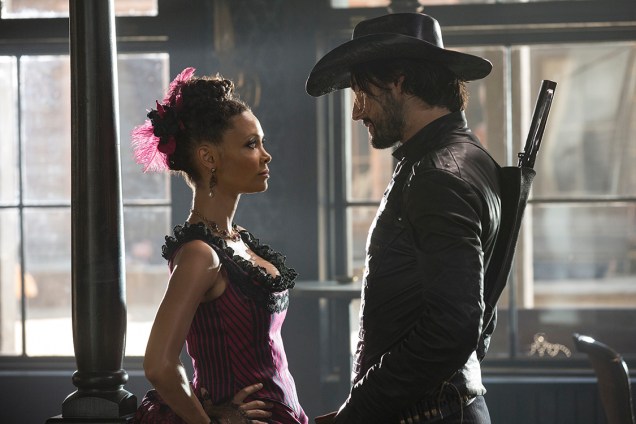 Rodrigo Santoro e Thandie Newton na série da HBO 'Westworld'