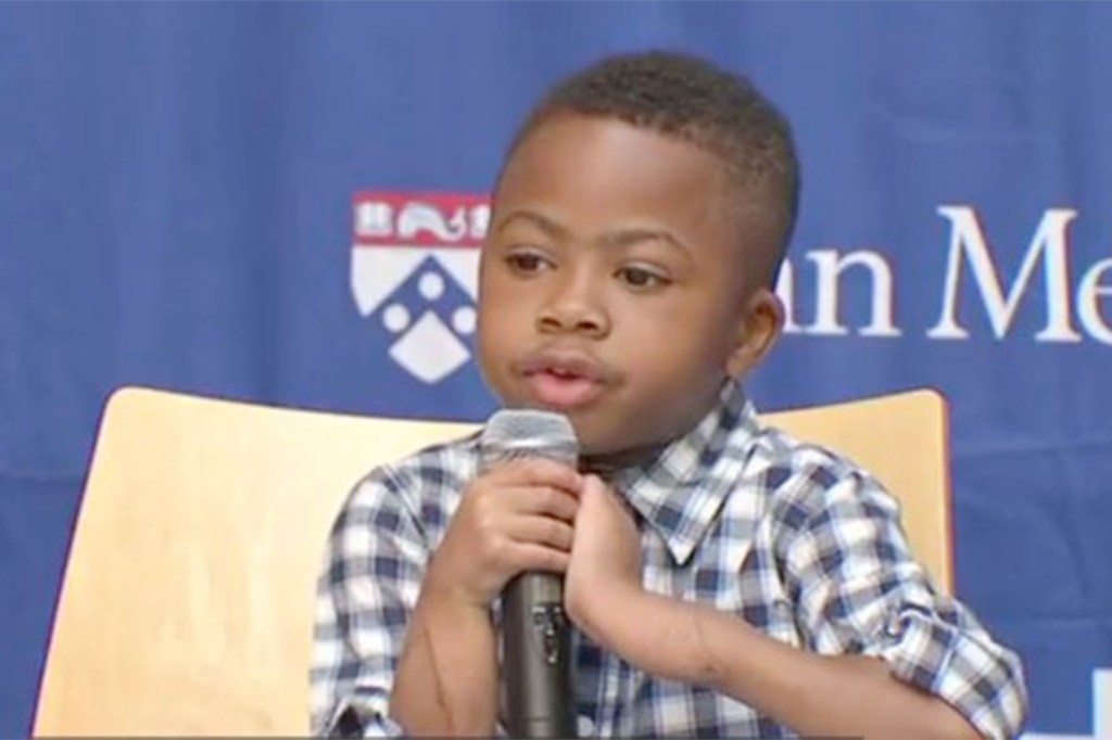 O garoto Zion Harvey recebeu um transplante de mãos há um ano