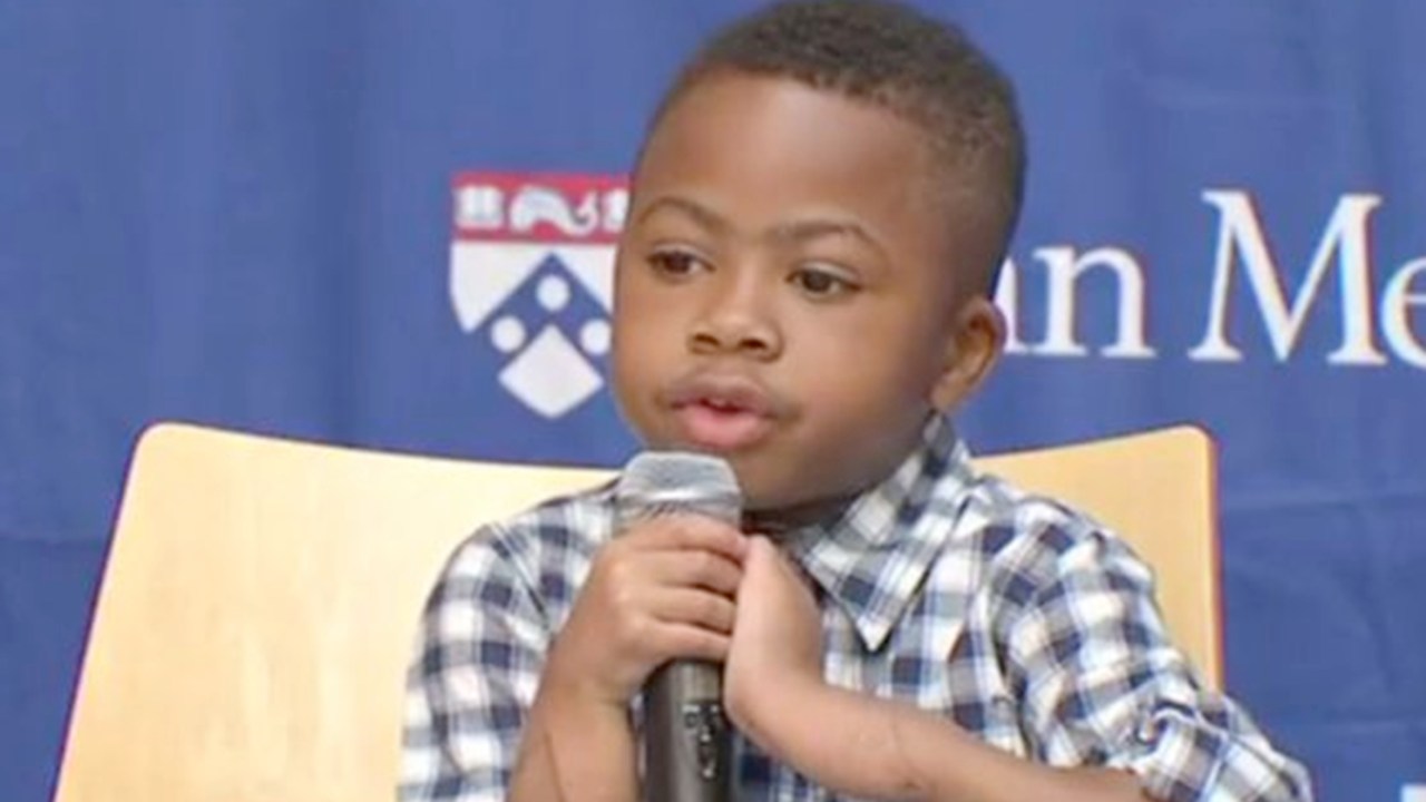 O garoto Zion Harvey recebeu um transplante de mãos há um ano