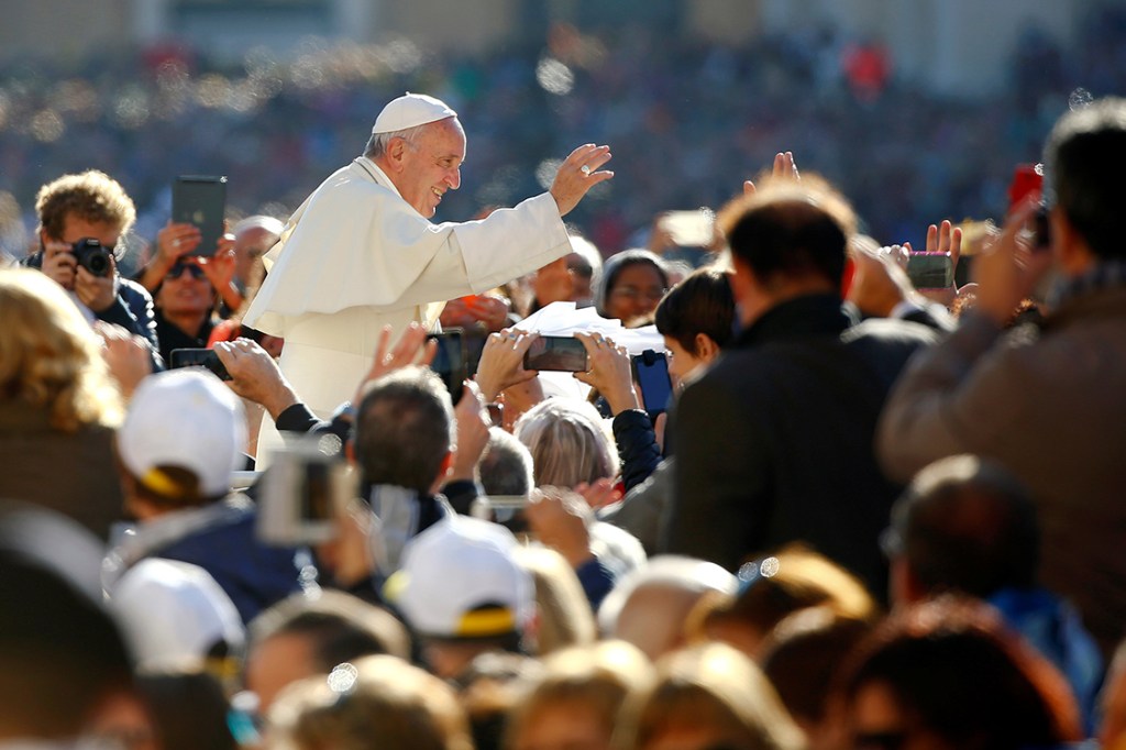 Papa Francisco cumprimenta fiéis na Praça São Pedro, Vaticano