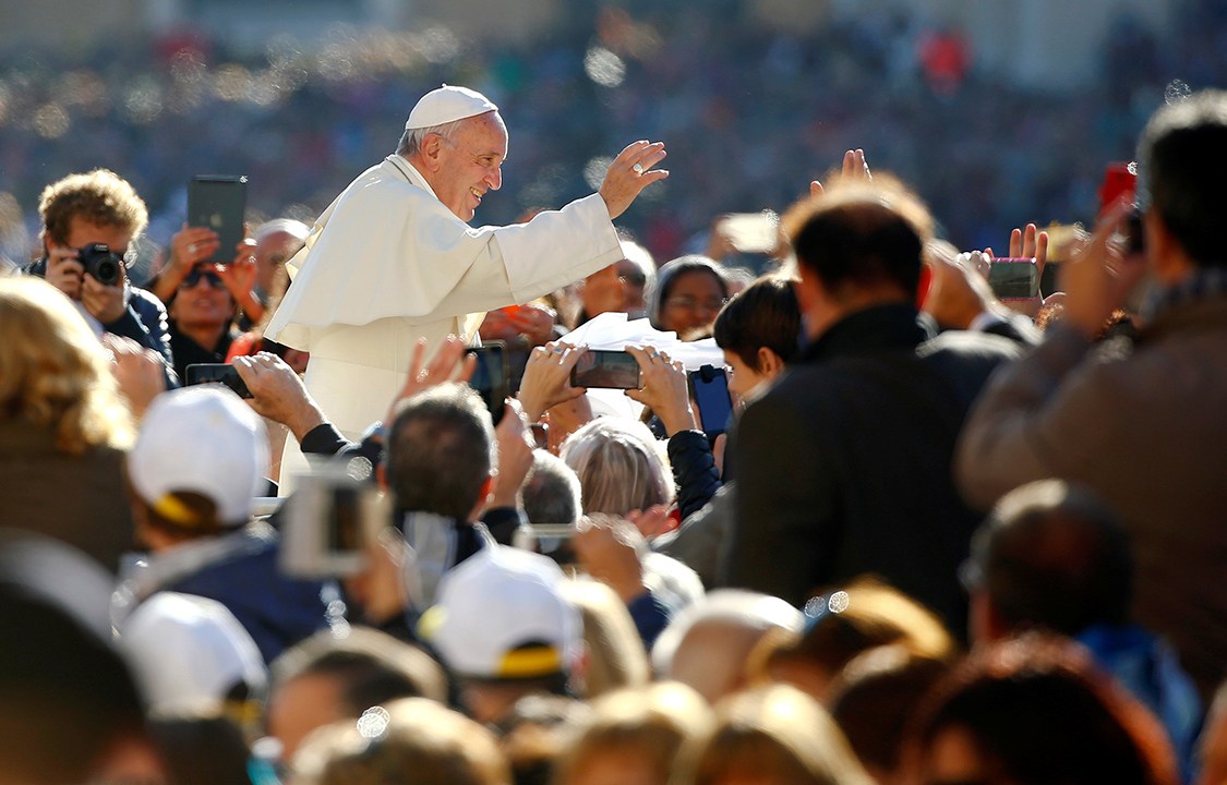Papa Francisco cumprimenta fiéis na Praça São Pedro, Vaticano