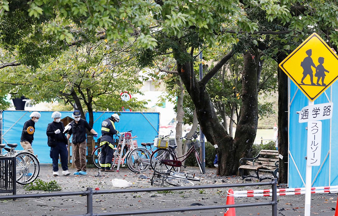 Bombeiros investigam área onde houve uma explosão na região de Utsunomiya, no Japão