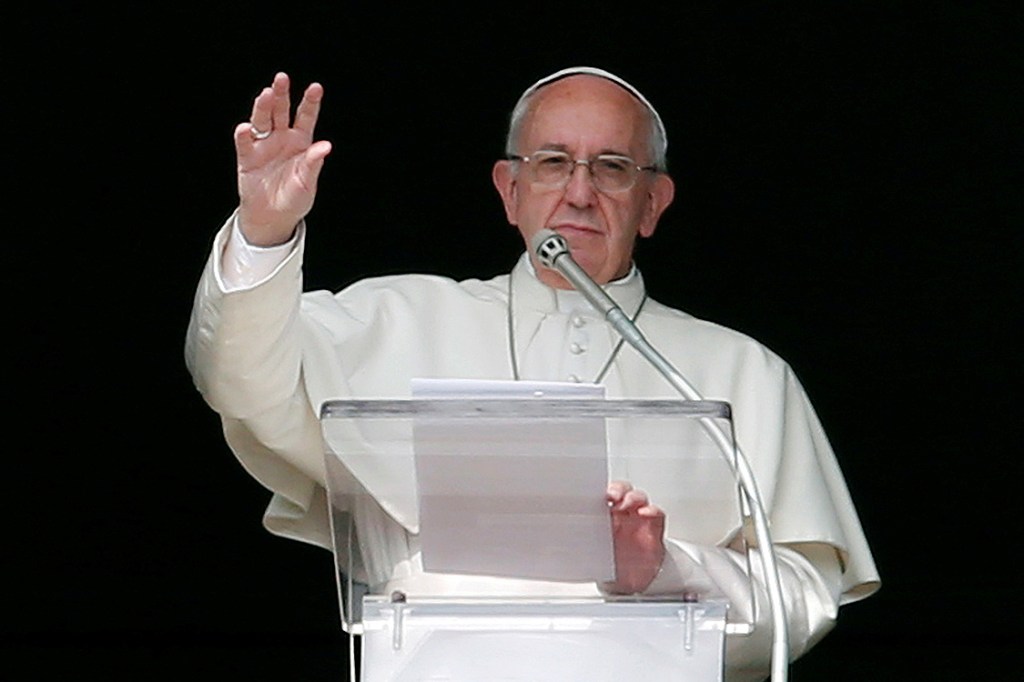 Papa fala fiéis, sobre as vítimas em Mosul, no Iraque, durante missa na Praça São Pedro