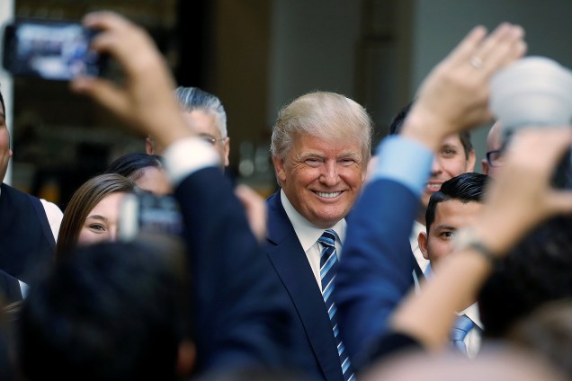 O candidato republicano à Presidência dos EUA, Donald Trump, cumprimenta apoiadores em um evento de campanha na capital Washington - 26-10-2016