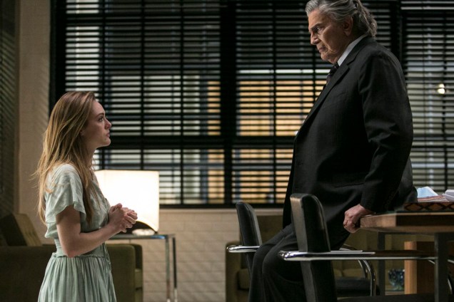 Helô (Isabelle Drummond) implora para que Fausto (Tarcísio Meira) tire seu pai, Jorge (Daniel Ribeiro), da cadeia em 'A Lei do Amor'