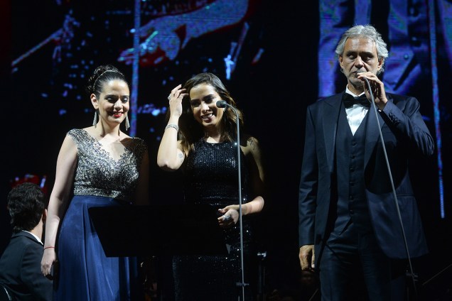 Anitta faz participação especial em apresentação do compositor italiano Andrea Bocelli, no Allianz Parque em São Paulo