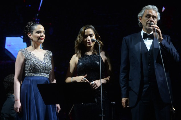 Compositor e cantor Andrea Bocelli e cantora Anitta se apresentam ao público no Allianz Parque, em São Paulo
