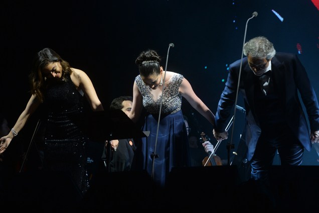 Compositor e cantor Andrea Bocelli e cantora Anitta agradecem ao público após apresentação no Allianz Parque, em São Paulo