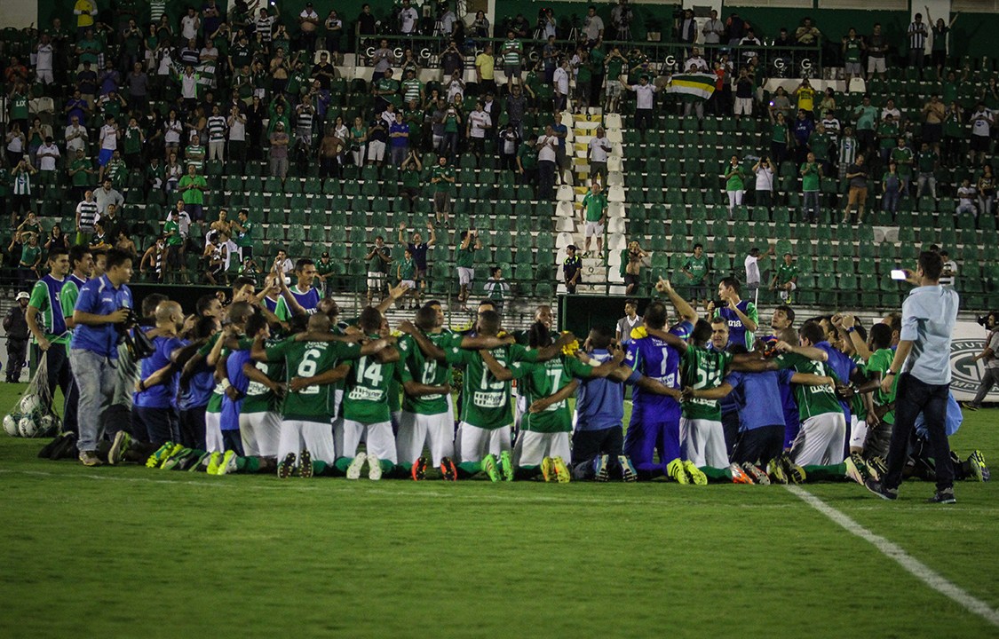 Jogadores do Guarani comemoram virada e classificação no estádio Brinco de Ouro, em Campinas