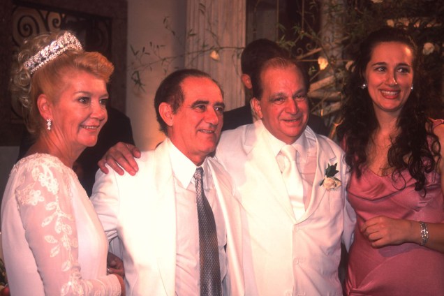 Renato Aragão comparece ao casamento de Mário Lúcio Vaz, da Globo, junto com a esposa