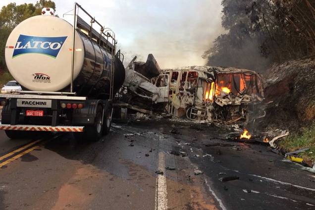 Acidente entre ônibus e carreta na rodovia PR 323, próximo a Cafezal do Sul deixa vários mortos e feridos - 31-10-2016