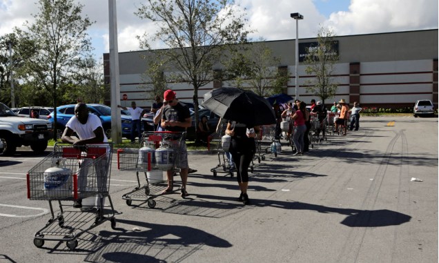 Americanos compram gás para se precaver do furacão Matthew