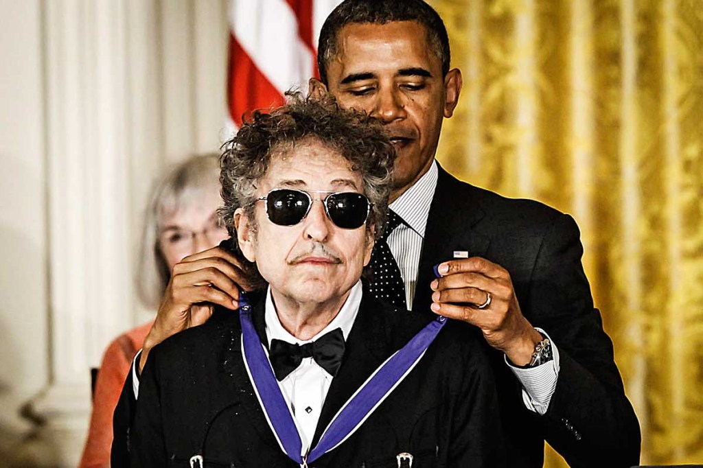HOMENAGEADO RELUTANTE -Dylan condecorado por Barack Obama, em 2012: força tectônica da cultura jovem