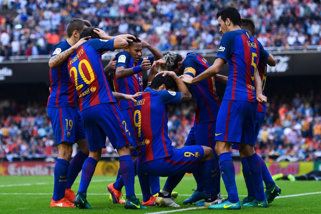Garrafa vazia atingiu Neymar e depois Messi, mas vários atletas sentiram a dor