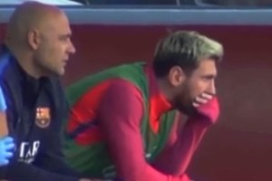 Lionel Messi é flagrado tendo enjoos na partida diante do La Coruña