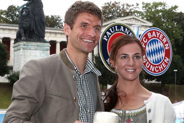 Thomas Müller e sua esposa, Lisa Müller, comparecem ao Oktoberfest, em Munique