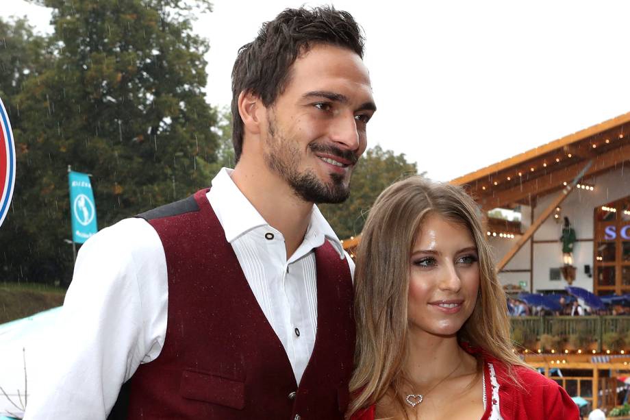 Mats Hummels e sua esposa Cathy Fischer comparecem ao Oktoberfest, em Munique