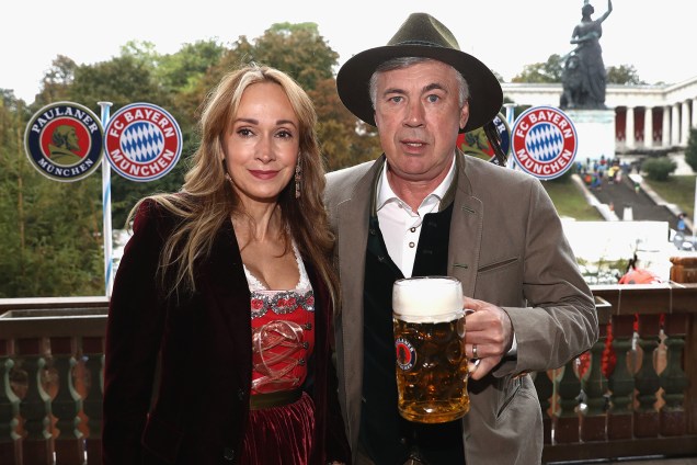 Técnico do Bayern de Munique, Carlo Ancelotti, posa para foto ao lado de sua esposa Mariann Barrena McClay, durante comemorações do Oktoberfest