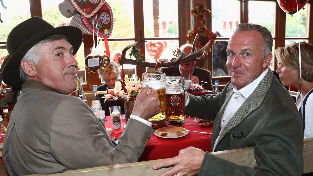 Técnico do Bayern de Munique, Carlo Ancelotti, posa ao lado do CEO do Bayern, Karl-Heinz Rummenigge, no Oktoberfest em Munique