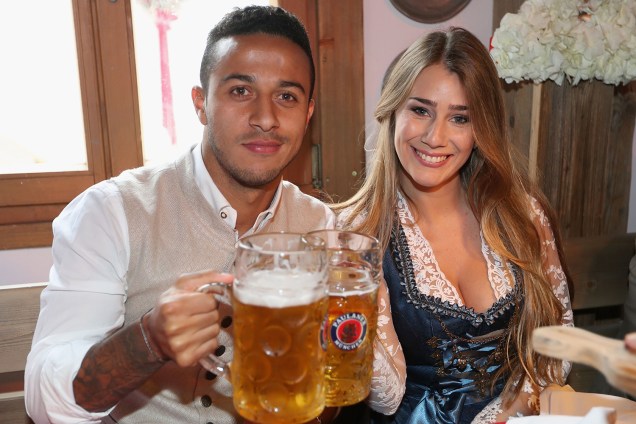 Brasileiro Thiago Alcantara e sua esposa Julia Vigas brindam no Oktoberfest, tradicional festa anual alemã que acontece em Munique