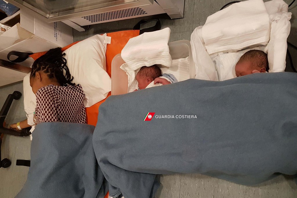 Mães refugiadas dão à luz em navio de resgate italiano