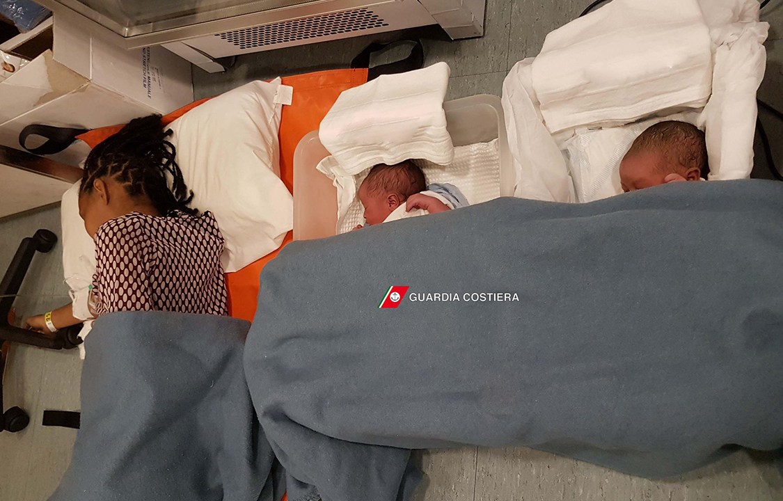 Mães refugiadas dão à luz em navio de resgate italiano